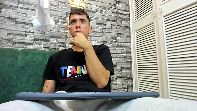 mike whitee online show from October 18, 1:52 am