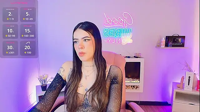 Snapshot of Alice_Vixen chatting on February 12, 12:22 pm Alice Vixen online show from February 12, 12:22 pm