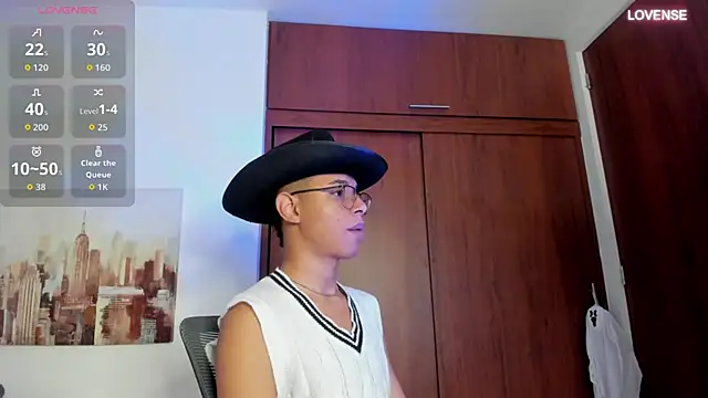 Snapshot of tristan_gold chatting on October 6, 10:45 am tristan gold online show from October 6, 10:45 am