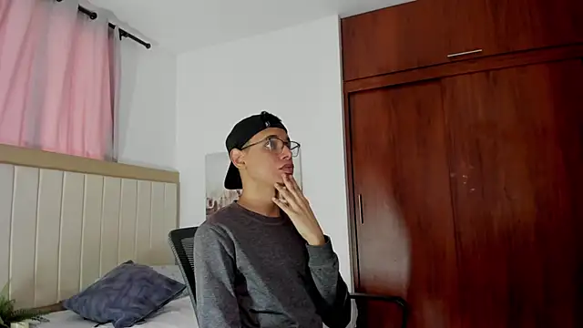 Snapshot of tristan_gold chatting on October 14, 1:34 pm tristan gold online show from October 14, 1:34 pm