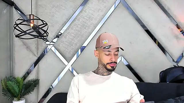 VinzenzRizzo online show from October 22, 4:13 am