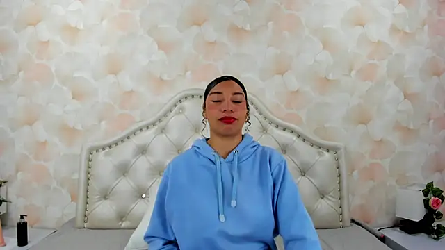 SofiaWhites online show from May 4, 5:14 am