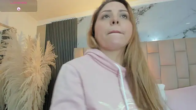 Snapshot of cloesummerr_ chatting on March 27, 1:55 pm cloesummerr online show from March 27, 1:55 pm