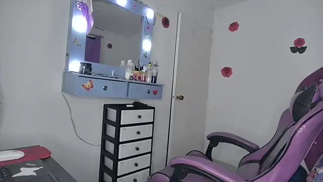 Snapshot of soffy_rosses chatting on April 18, 4:27 am soffy rosses online show from April 18, 4:27 am