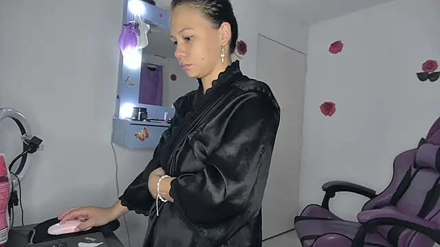 Snapshot of soffy_rosses chatting on May 3, 2:06 am soffy rosses online show from May 3, 2:06 am