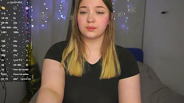 Snapshot of CuteSharloti chatting on March 21, 6:11 pm CuteSharloti online show from March 21, 6:11 pm