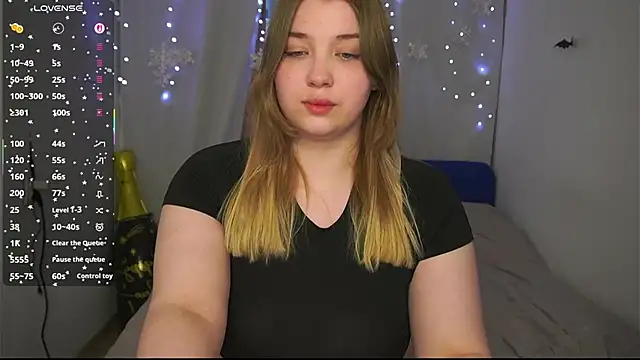 Snapshot of CuteSharloti chatting on March 26, 5:07 pm CuteSharloti online show from March 26, 5:07 pm