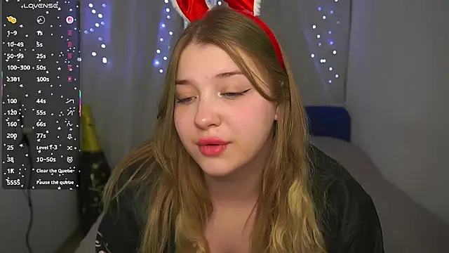 Snapshot of CuteSharloti chatting on April 5, 5:32 pm CuteSharloti online show from April 5, 5:32 pm