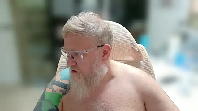 Snapshot of SydneyTeddyBear chatting on February 22, 3:18 am SydneyTeddyBear online show from February 22, 3:18 am