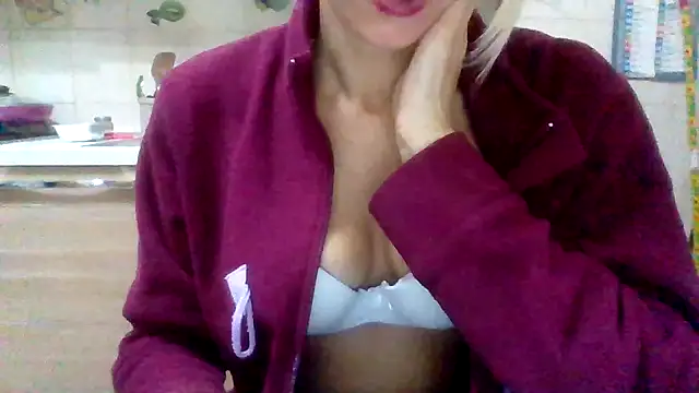 Snapshot of Kelly80 chatting on October 13, 2:44 am Kelly80 online show from October 13, 2:44 am