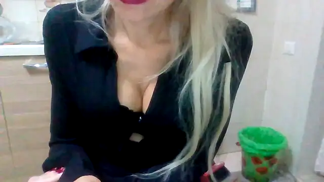 Snapshot of Kelly80 chatting on October 22, 4:29 pm Kelly80 online show from October 22, 4:29 pm