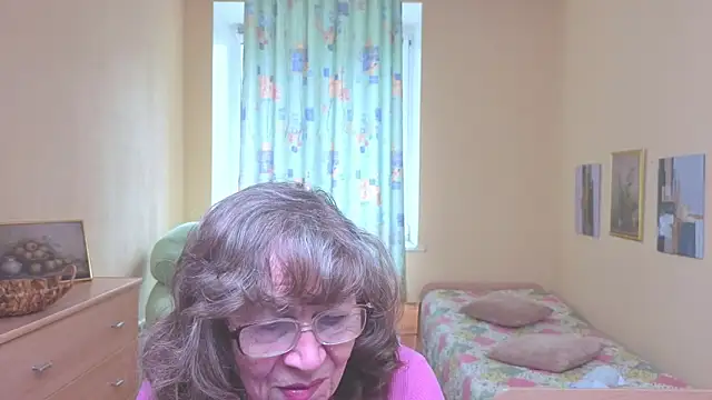 Snapshot of Betty_Brick chatting on April 9, 12:10 pm Betty Brick online show from April 9, 12:10 pm