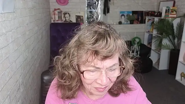 Snapshot of Betty_Brick chatting on April 16, 1:56 pm Betty Brick online show from April 16, 1:56 pm