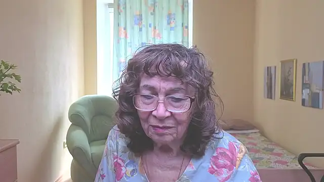 Snapshot of Betty_Brick chatting on April 26, 9:29 am Betty Brick online show from April 26, 9:29 am