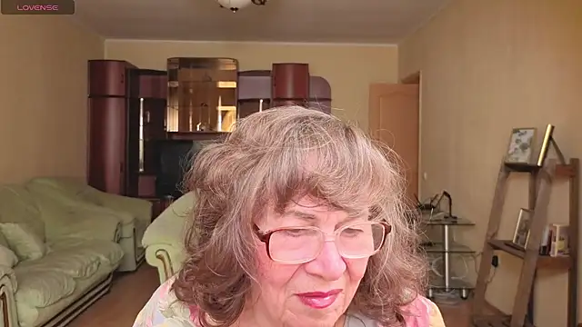 Snapshot of Betty_Brick chatting on April 28, 1:16 pm Betty Brick online show from April 28, 1:16 pm