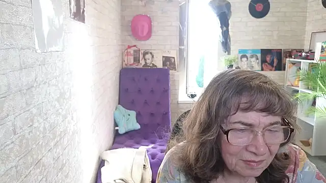 Snapshot of Betty_Brick chatting on May 18, 3:18 pm Betty Brick online show from May 18, 3:18 pm