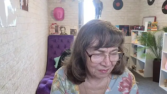 Snapshot of Betty_Brick chatting on May 19, 12:55 pm Betty Brick online show from May 19, 12:55 pm