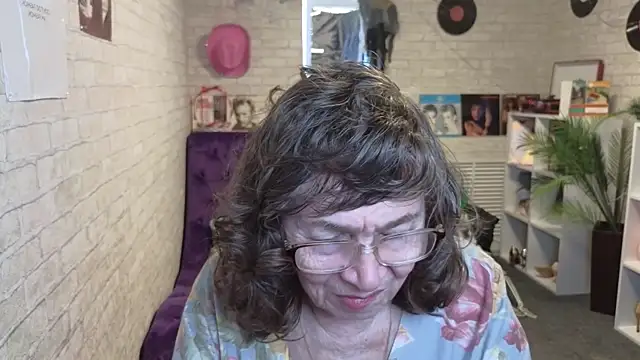 Snapshot of Betty_Brick chatting on May 20, 7:47 am Betty Brick online show from May 20, 7:47 am
