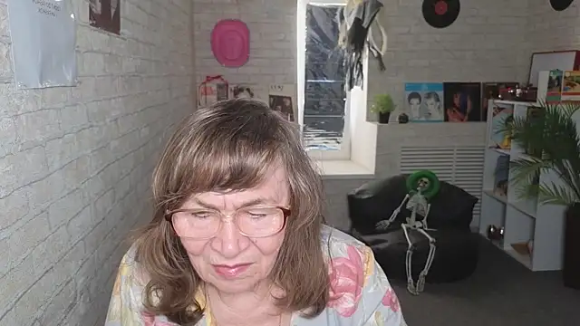 Snapshot of Betty_Brick chatting on May 21, 2:13 pm Betty Brick online show from May 21, 2:13 pm