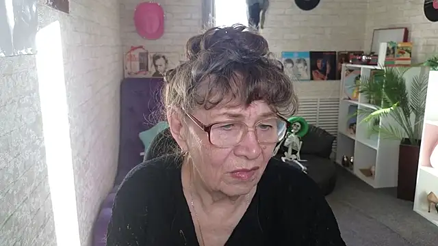 Snapshot of Betty_Brick chatting on May 23, 3:27 pm Betty Brick online show from May 23, 3:27 pm