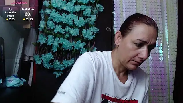 Snapshot of darling_hott chatting on October 1, 11:05 am darling hott online show from October 1, 11:05 am