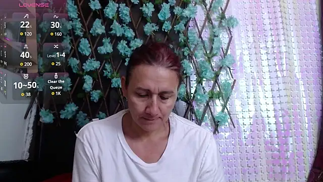 Snapshot of darling_hott chatting on October 6, 9:40 am darling hott online show from October 6, 9:40 am