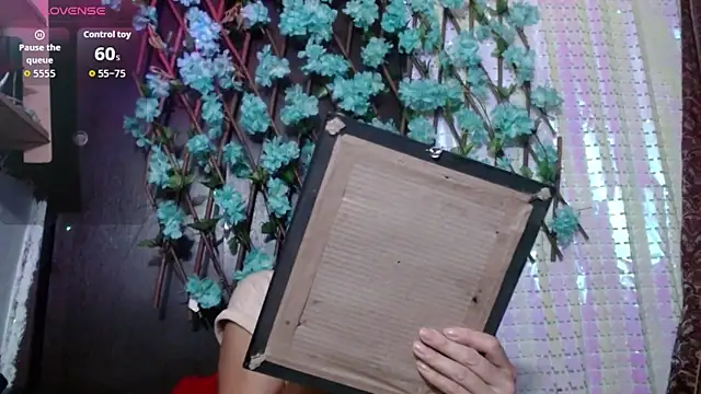 Snapshot of darling_hott chatting on October 24, 10:33 am darling hott online show from October 24, 10:33 am