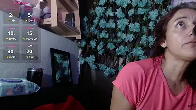 Snapshot of darling_hott chatting on October 31, 11:44 am darling hott online show from October 31, 11:44 am