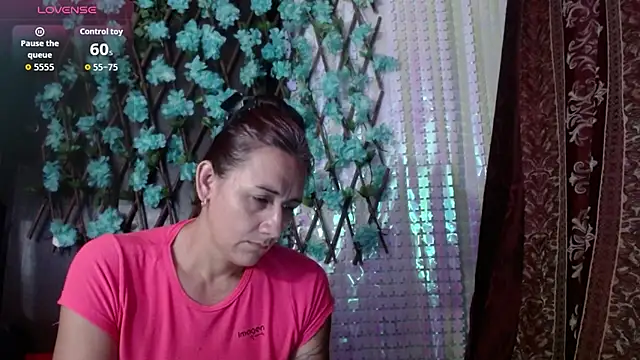 Snapshot of darling_hott chatting on November 6, 8:37 am darling hott online show from November 6, 8:37 am