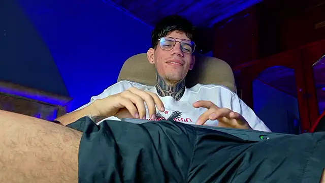 Snapshot of david_huge chatting on February 13, 1:45 am david huge online show from February 13, 1:45 am