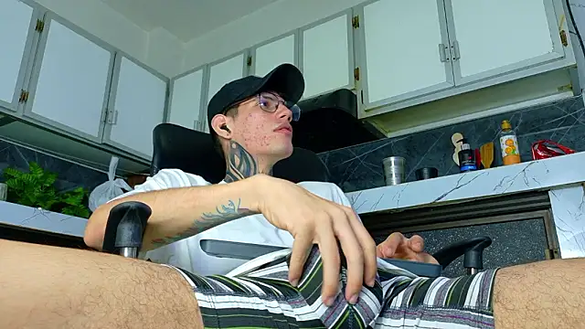 Snapshot of david_huge chatting on February 21, 6:58 am david huge online show from February 21, 6:58 am