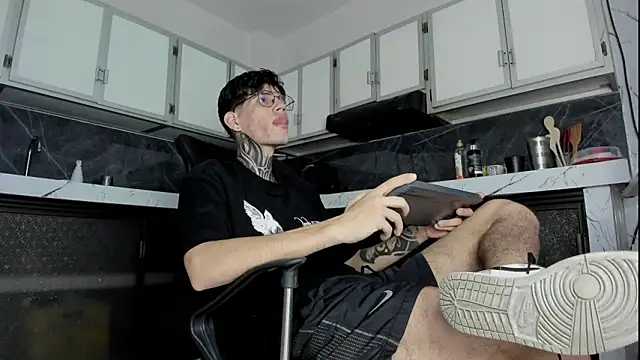 Snapshot of david_huge chatting on February 21, 11:50 pm david huge online show from February 21, 11:50 pm