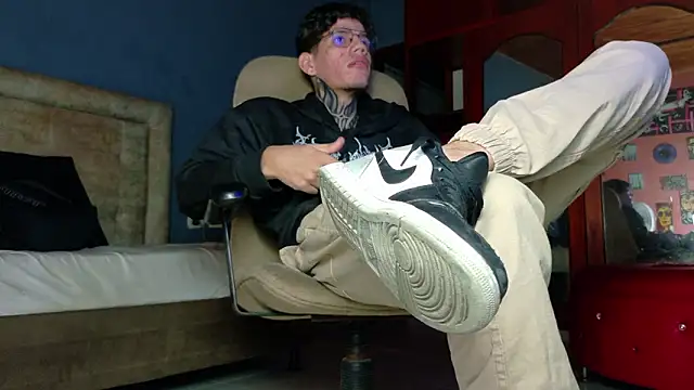 Snapshot of david_huge chatting on March 1, 6:26 am david huge online show from March 1, 6:26 am