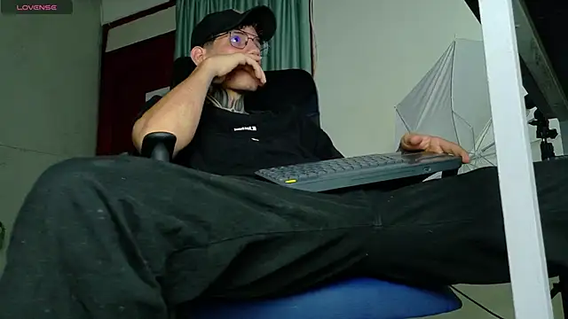 Snapshot of david_huge chatting on March 23, 7:51 pm david huge online show from March 23, 7:51 pm