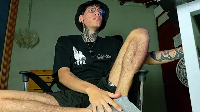 Snapshot of david_huge chatting on March 27, 1:33 pm david huge online show from March 27, 1:33 pm