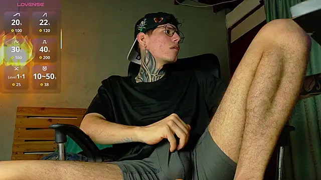 Snapshot of david_huge chatting on April 2, 3:04 am david huge online show from April 2, 3:04 am