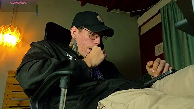 Snapshot of david_huge chatting on April 3, 3:37 am david huge online show from April 3, 3:37 am