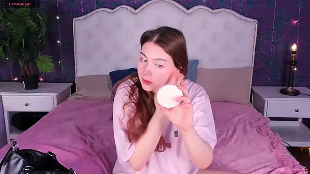 Lili Luuu online show from April 2, 11:57 pm