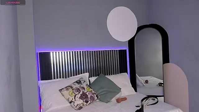 Emilybeltons online show from October 6, 8:06 pm