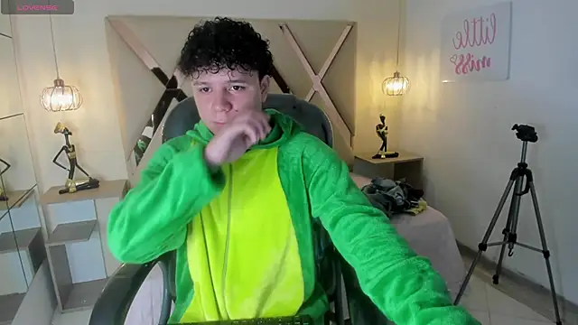 BenjaminBottonn online show from October 4, 8:07 pm