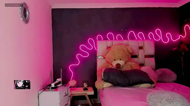 Snapshot of Abbygilx chatting on February 22, 6:28 pm Abbygilx online show from February 22, 6:28 pm