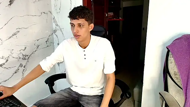 Snapshot of Allnei chatting on March 23, 10:14 pm Allnei online show from March 23, 10:14 pm