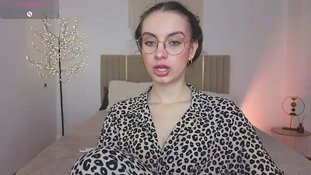 Real cutie1 online show from May 9, 12:54 pm