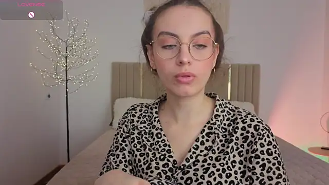 Real cutie1 online show from May 18, 1:06 pm