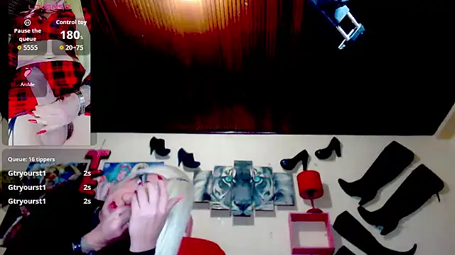 Snapshot of blondehot5v chatting on October 2, 12:01 pm blondehot5v online show from October 2, 12:01 pm