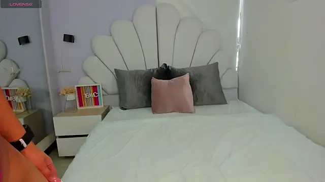Snapshot of shamara_thomson chatting on April 9, 5:18 pm shamara thomson online show from April 9, 5:18 pm