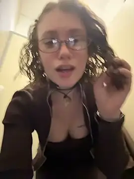 Snapshot of lucy-joy chatting on October 1, 10:43 am lucy-joy online show from October 1, 10:43 am