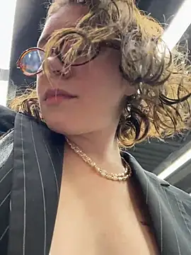 Snapshot of lucy-joy chatting on October 2, 9:38 am lucy-joy online show from October 2, 9:38 am