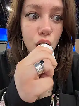 lucy-joy online show from April 29, 8:18 am