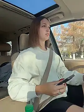 Snapshot of DollyTall chatting on October 31, 7:31 am DollyTall online show from October 31, 7:31 am